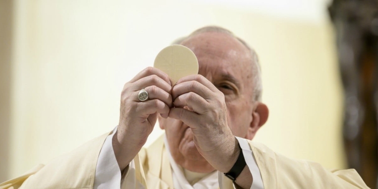 Papa Francesco durante la Messa mattutina in Casa Santa Marta (LaPresse)