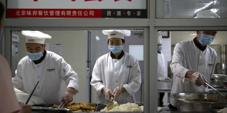 Dalla Cina viene lanciato l'allarme sui rischi della seconda ondata di Coronavirus (Foto LaPresse)