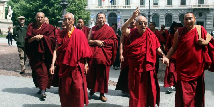 Monaci tibetani a Milano (Foto LaPresse)