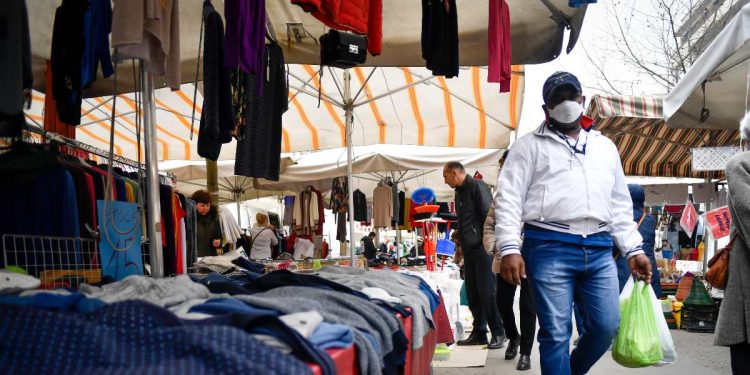 Mercato di viale Papiniano, Milano (Foto: LaPresse)