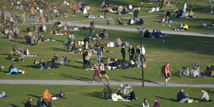 Un parco a Stoccolma (Svezia) in epoca di Coronavirus (Foto LaPresse)