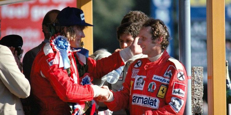 James Hunt e Niki Lauda a Brands Hatch, nel 1976 (da Facebook)