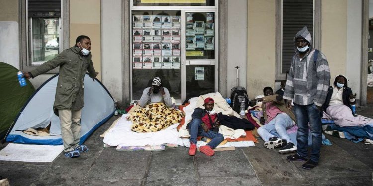 Nel Decreto Rilancio previsti più posti per l'accoglienza ai migranti (Foto LaPresse)