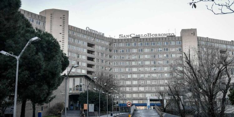 L'ospedale San Carlo Borromeo a Milano (Foto LaPresse)