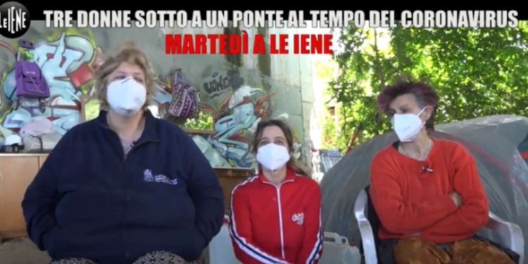 Tre donne vivono sotto un ponte a Milano (foto Le Iene)