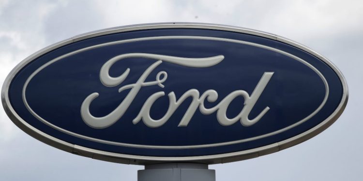 Ford ha sviluppato un software per aumentare il calore nell'abitacolo dell'auto (Foto LaPresse)