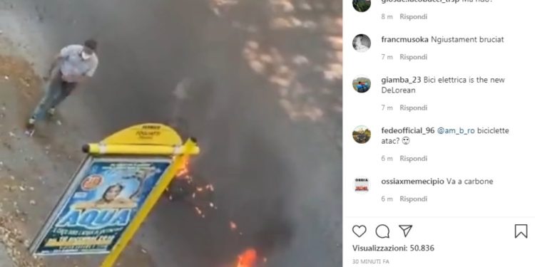 Bici elettrica a fuoco a Roma (Instagram)