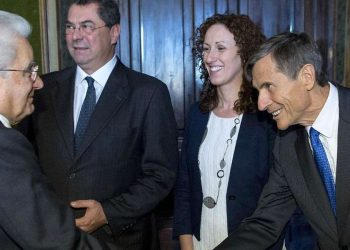 L'immunologo Alberto Mantovani con Sergio Mattarella (Foto LaPresse)