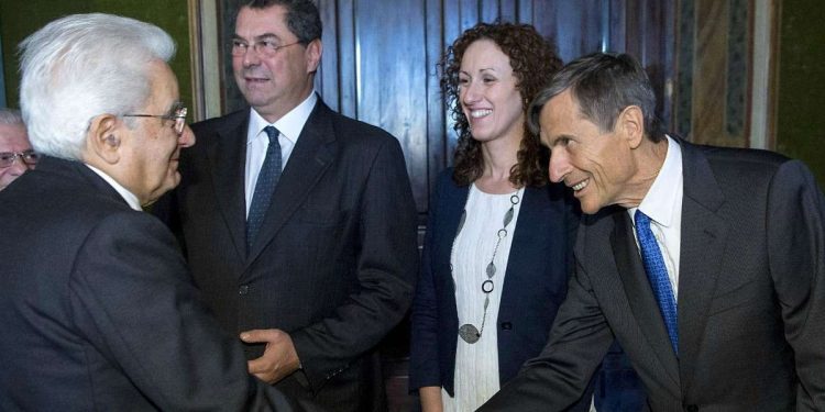 L'immunologo Alberto Mantovani con Sergio Mattarella (Foto LaPresse)