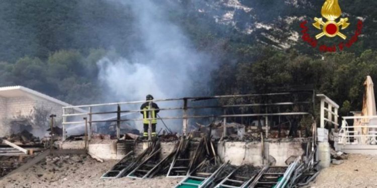 Incendio a Portonovo (Foto dei Vigili del fuoco)