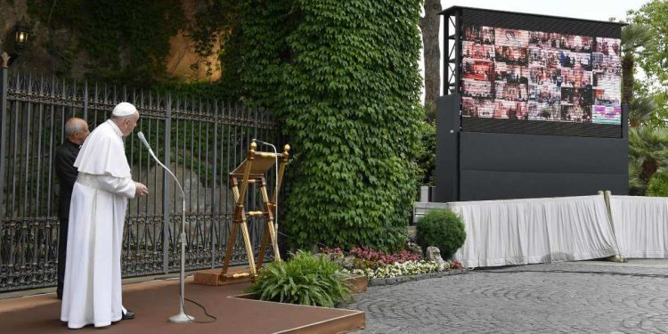 Papa Francesco prega presso la Grotta di Lourdes nei Giardini Vaticani (Foto LaPresse)