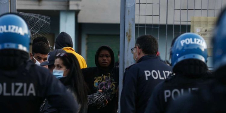 Spari contro migranti nel bresciano (Foto LaPresse)