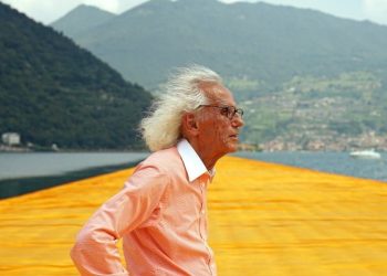 Christo sulla passerella galleggiante del lago d'Iseo (Foto: Facebook)