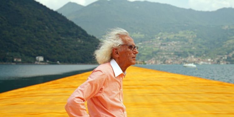 Christo sulla passerella galleggiante del lago d'Iseo (Foto: Facebook)