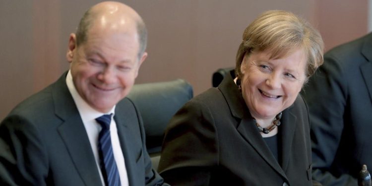 Olaf Scholz e Angela Merkel (LaPresse)