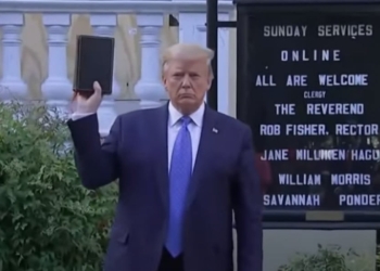 Donald Trump con la Bibbia in mano (foto da Youtube)