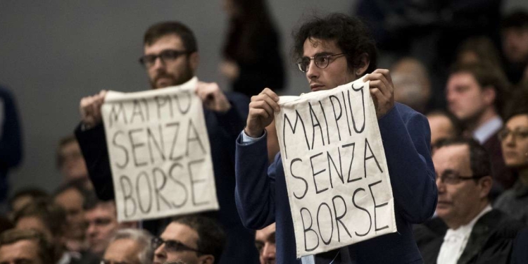 Studenti universitari manifestano per le borse di studio (LaPresse)