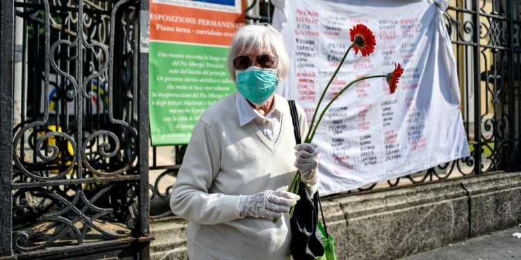 E' necessario proteggere gli anziani, dice Ilaria Capua (Foto LaPresse)