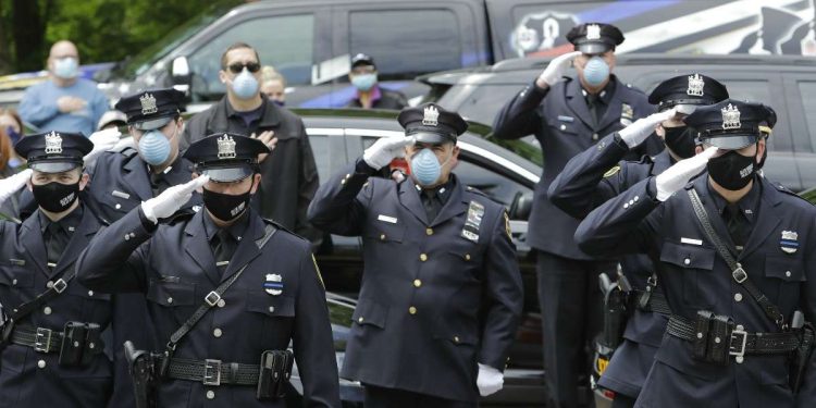 I poliziotti si addestrano meno dei barbieri? (Foto LaPresse)