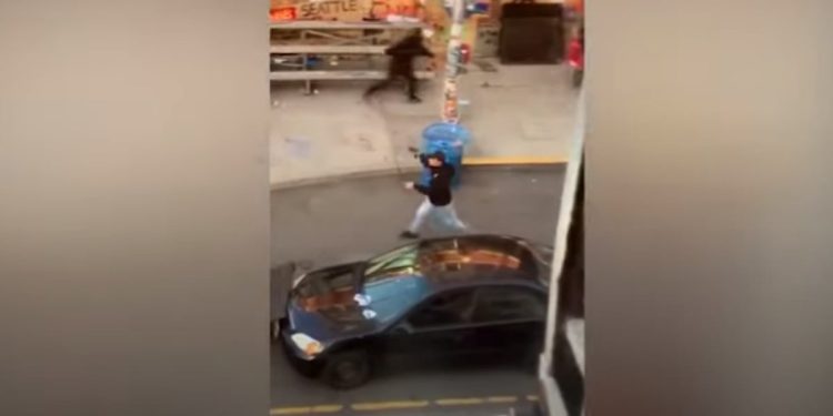 Auto sulla folla a Seattle (foto Youtube)