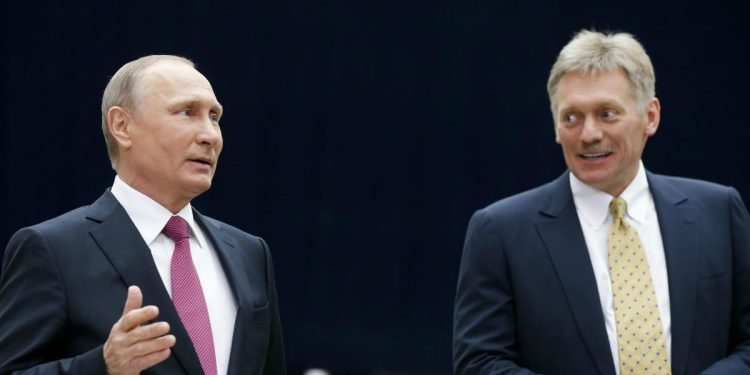 Vladimir Putin e Dmitry Peskov (Foto LaPresse)