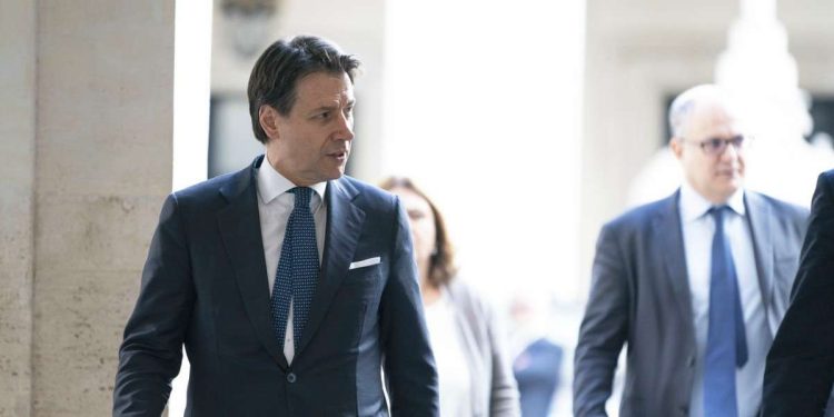 Giuseppe Conte. In secondo piano, Roberto Gualtieri (LaPresse)