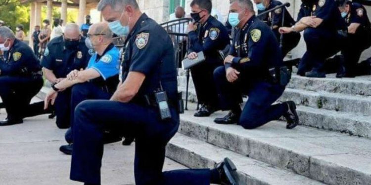 polizia ginocchio comunismo sanitario