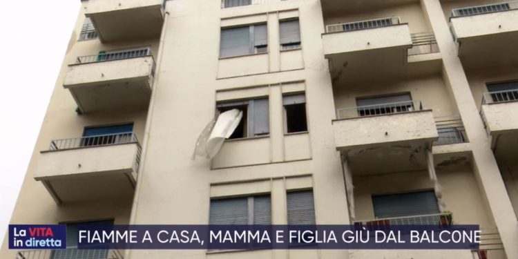 Incendio a Torino, mamma si butta dal 3° piano con la figlia