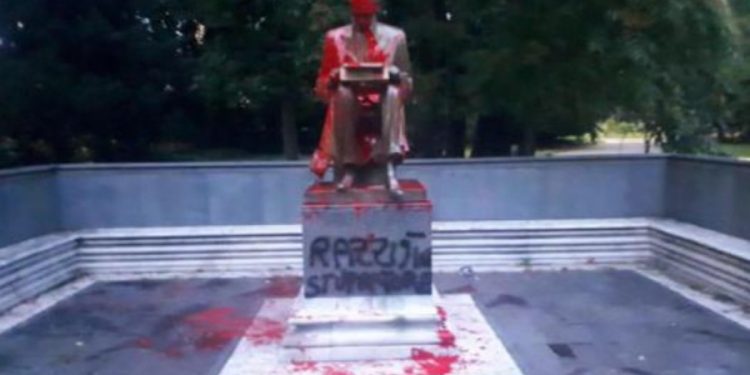 Indro Montanelli, statua imbrattata da vandali