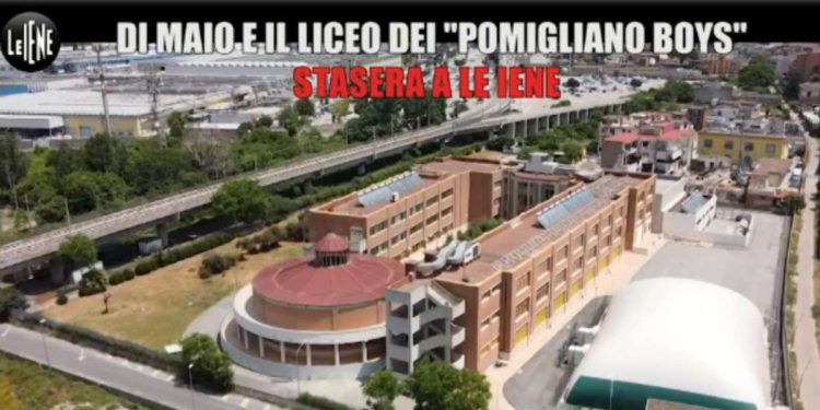 Di Maio e il liceo dei Pomigliano Boys - foto Le Iene