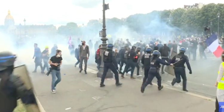 Parigi, scontri violenti durante corteo medici