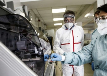 Coronavirus, ricercatori al lavoro in laboratorio