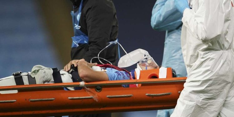 Eric Garcia viene condotto fuori dal campo dopo lo scontro con Ederson (Foto LaPresse)