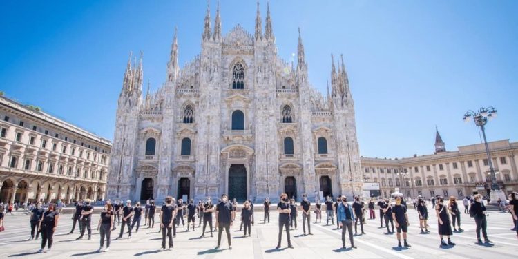 Levante, Diodato e gli altri: flash mob artisti a Milano (Foto: Instagram)