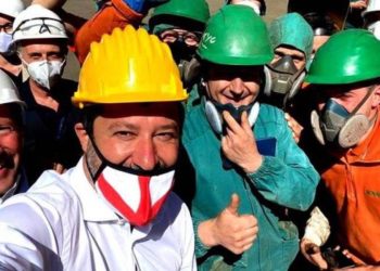 Selfie Salvini Ponte Genova