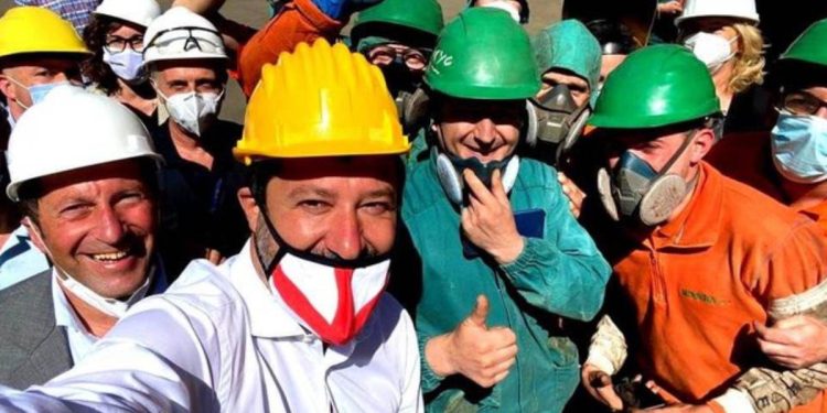 Selfie Salvini Ponte Genova