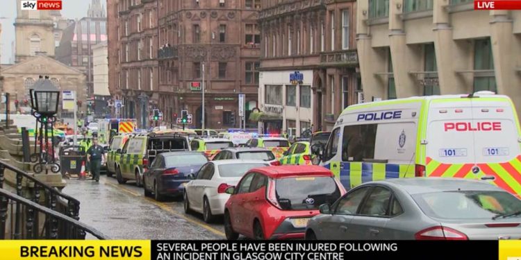 Attentato a Glasgow, accoltellamento in centro