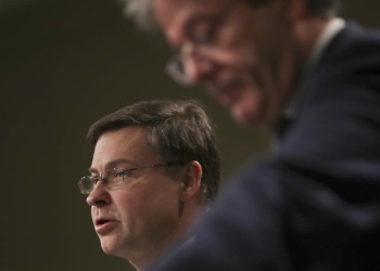 Valdis Dombrovskis con Paolo Gentiloni (LaPresse)