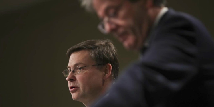 Valdis Dombrovskis con Paolo Gentiloni (LaPresse)