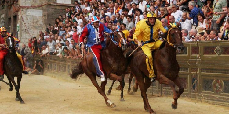 Siena, un momento del palio dell'Assunta 2019 (LaPresse)