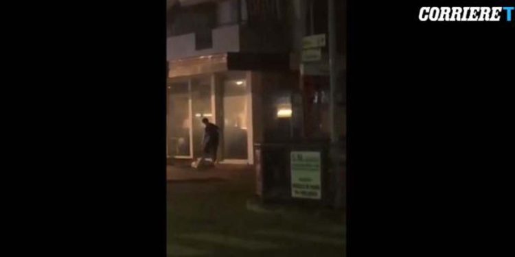 Jesolo, 38enne pestato (da video Corriere TV)