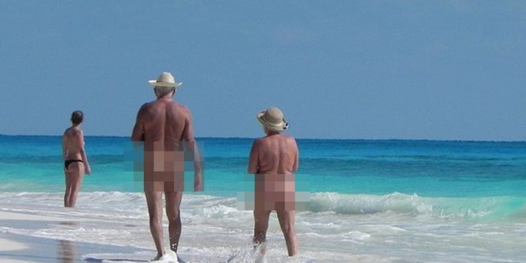 Nudisti in spiaggia