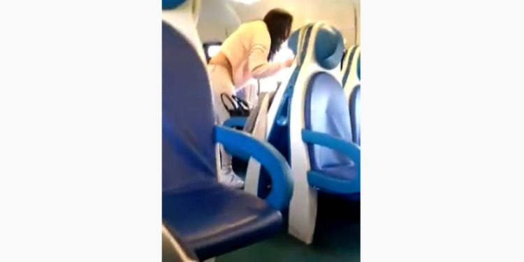 Fidanzata gelosa picchia compagno sul treno (Youtube)