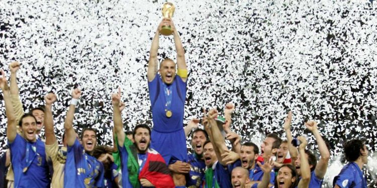 Fabio Cannavaro solleva la Coppa del Mondo 2006 (Foto LaPresse)