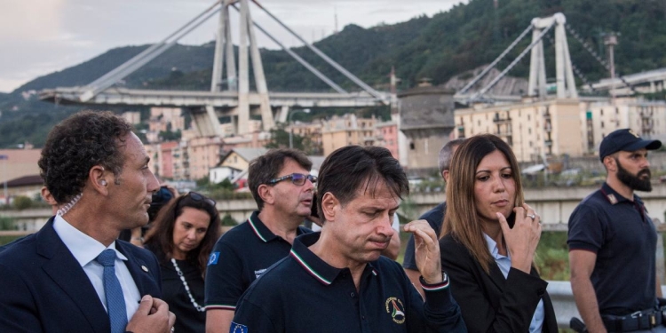 Conte davanti al Ponte crollato