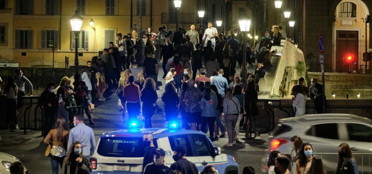 Movida notturna a Roma Trastevere (LaPresse)