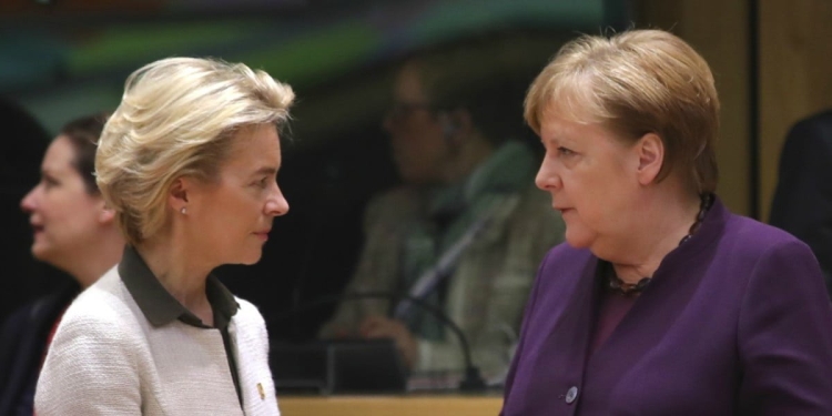 La presidente della Commissione Ue Ursula von der Leyen con la cancelliera tedesca Angela Merkel (LaPresse)