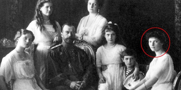 La famiglia Romanov e, cerchiata in rosso, Anastasija Nikolaevna