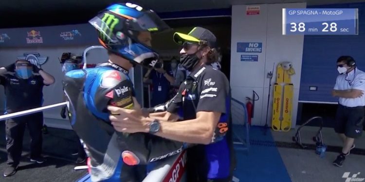 Luca Marini e l'abbraccio col fratello Valentino Rossi