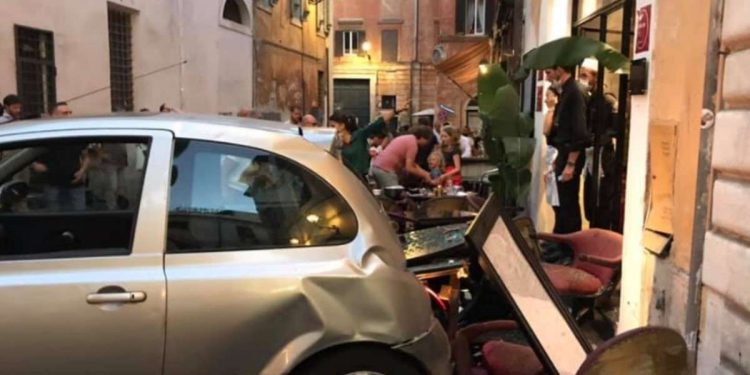 Auto contro ristorante Piazza delle Coppelle, foto Facebook